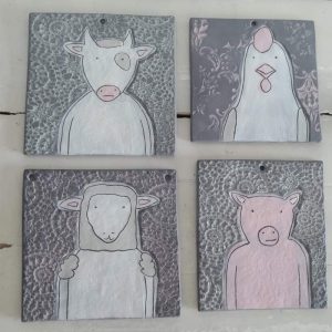 Verschiede Wandbilder, grauer Ton mit Struktur und Kuh, Huhn, Schaf und Schwein